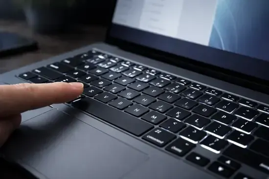 configurar brillo teclado laptop