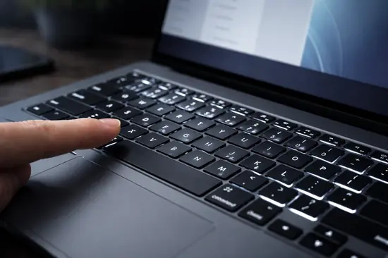 configurar brillo teclado laptop