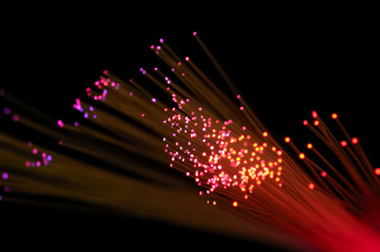 Fibra Óptica Simétrica: ¿Qué es y por qué la necesitas en 2026? fibra óptica simétrica